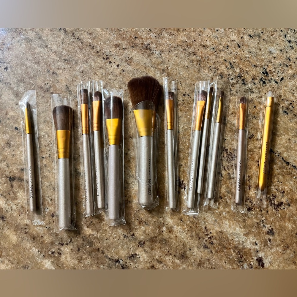 Urban Decay Makeup Brush Set in Silver and Gold - Picture 2 of 4